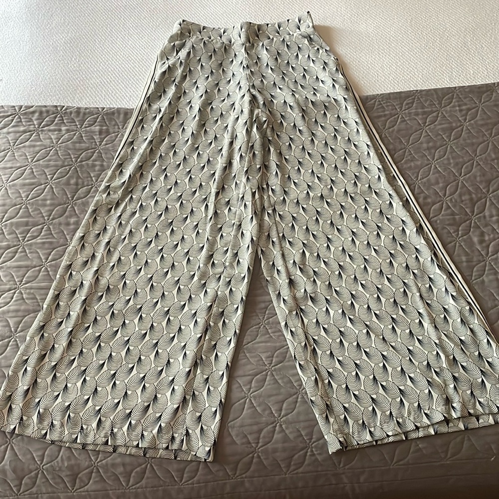 Beautiful Max Studio flowy wide leg pants